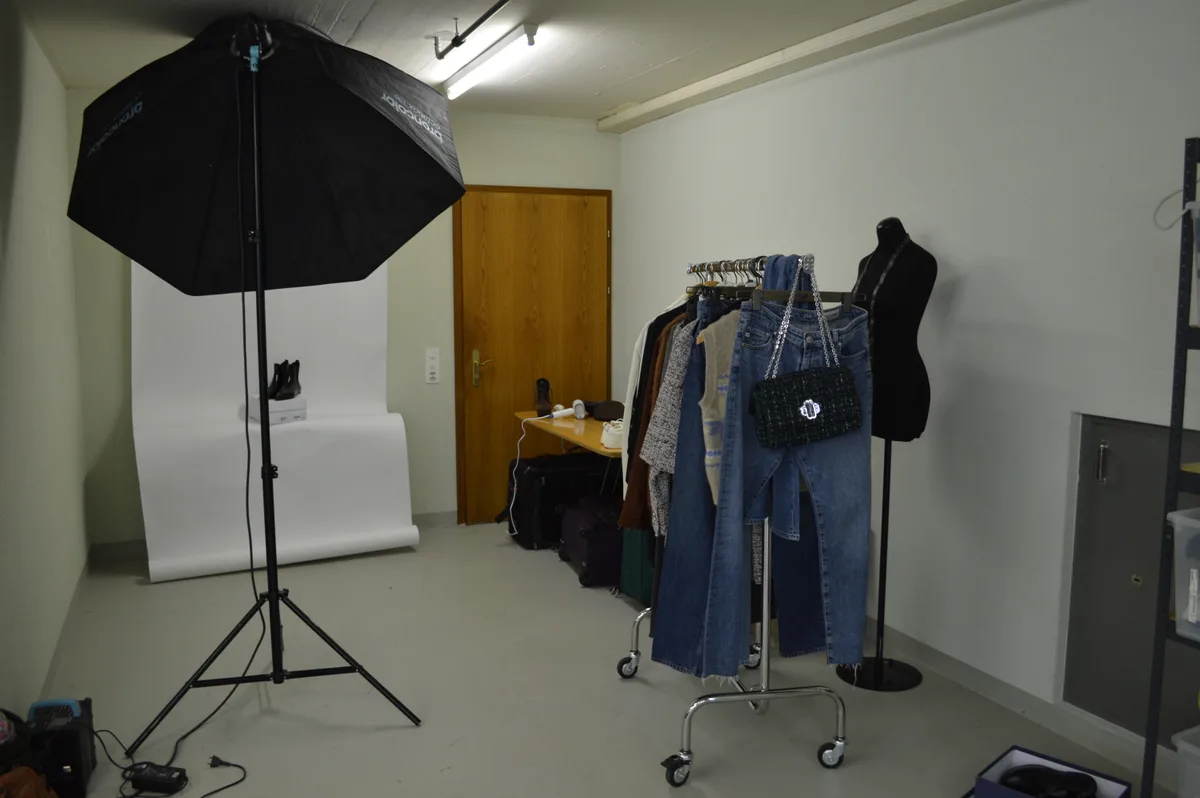 Eine Fotoecke, wo die Kleidung fotografiert wird.